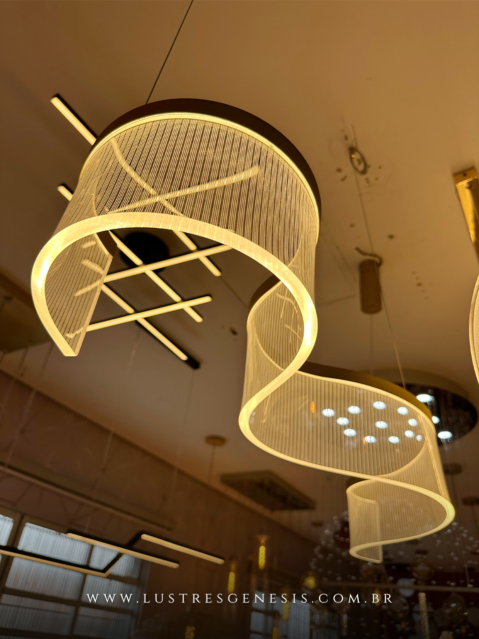 Lustre pendente moderno de LED dourado Vicent de 150cm, com design ondulado, ideal para sala de jantar, escrit&oacute;rios, apartamentos e sala de estar.